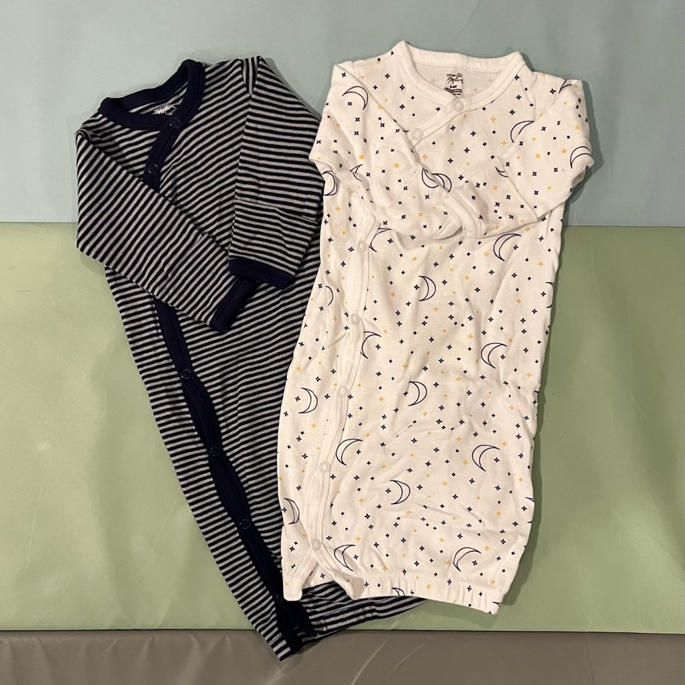 two touched by nature organic sleep gowns 0-6mos